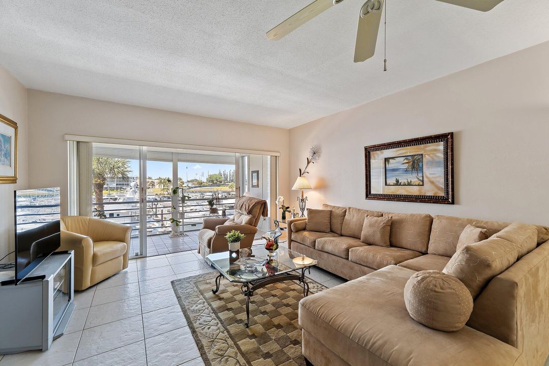 合同活跃: $209,000 (2 贝兹, 2 浴室, 1200 平方英尺)