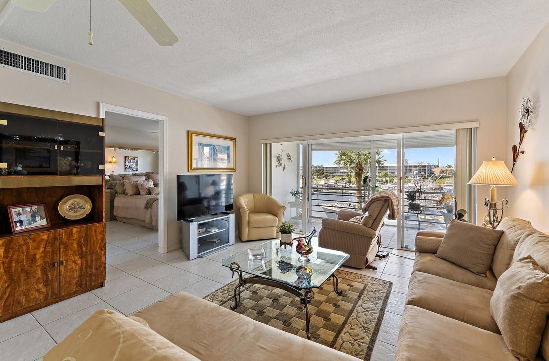 合同活跃: $209,000 (2 贝兹, 2 浴室, 1200 平方英尺)