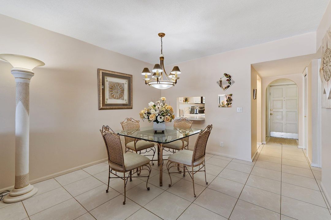 合同活跃: $209,000 (2 贝兹, 2 浴室, 1200 平方英尺)