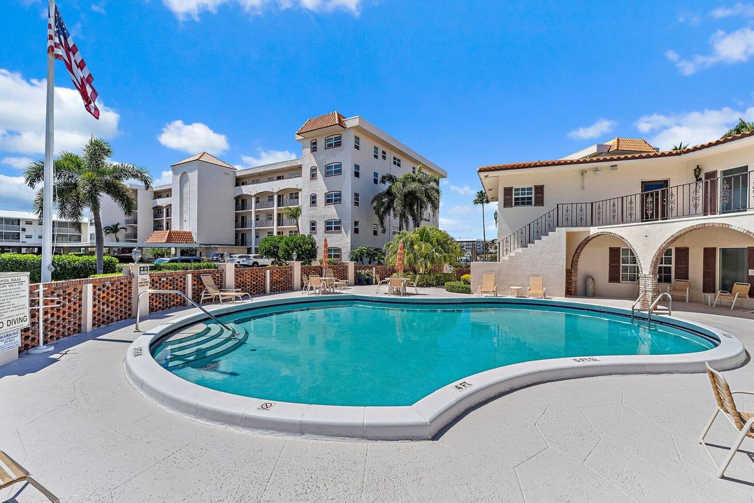 合同活跃: $209,000 (2 贝兹, 2 浴室, 1200 平方英尺)