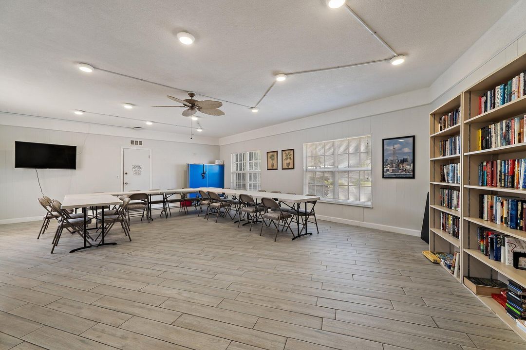 合同活跃: $209,000 (2 贝兹, 2 浴室, 1200 平方英尺)