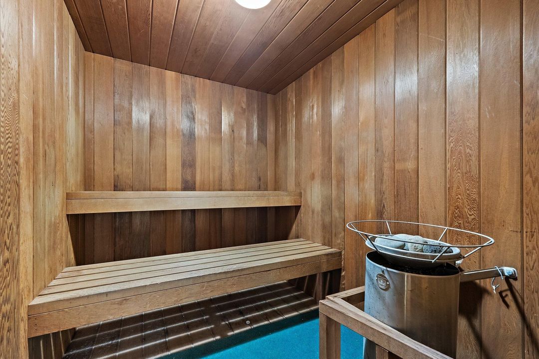 合同活跃: $209,000 (2 贝兹, 2 浴室, 1200 平方英尺)