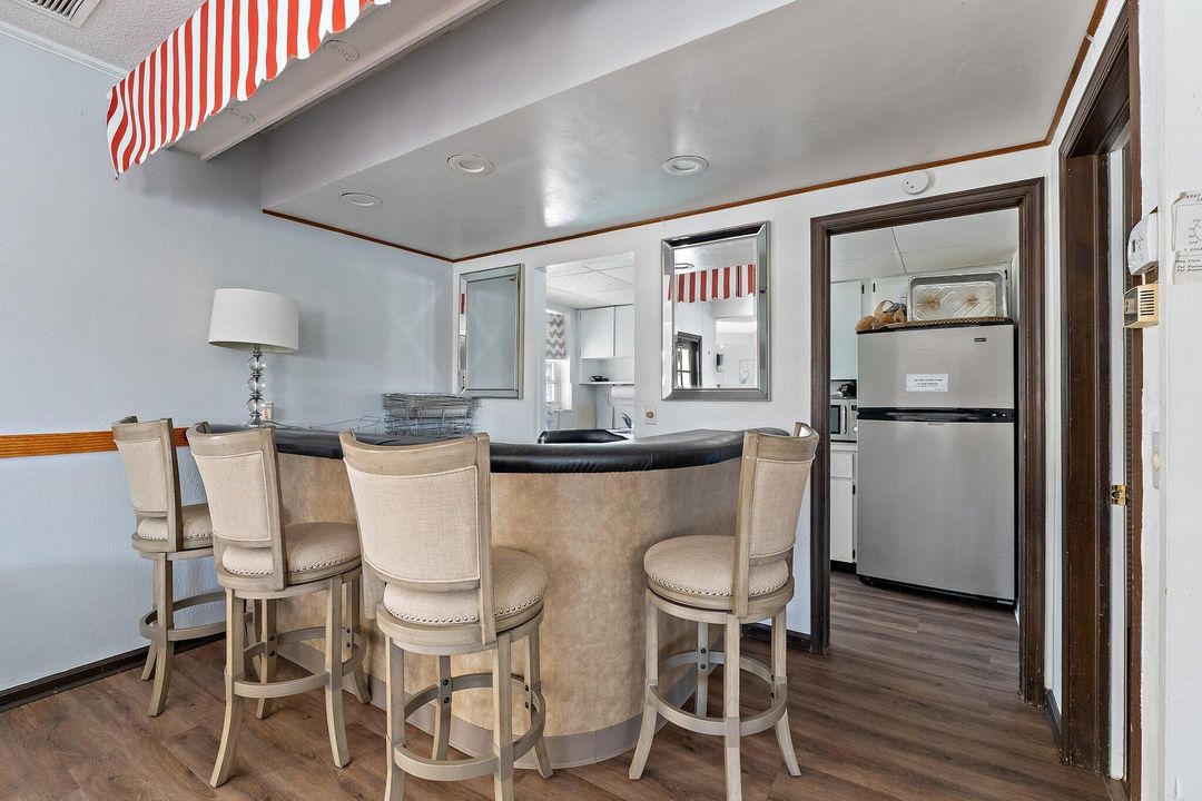 合同活跃: $209,000 (2 贝兹, 2 浴室, 1200 平方英尺)