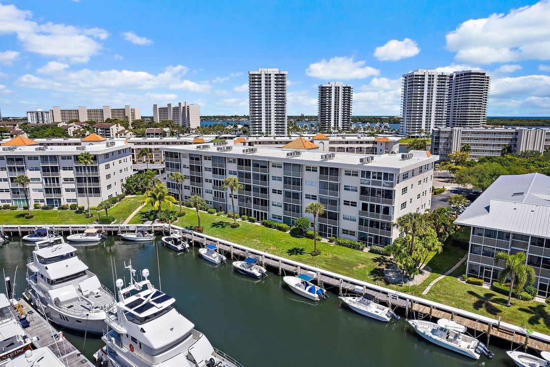 合同活跃: $209,000 (2 贝兹, 2 浴室, 1200 平方英尺)