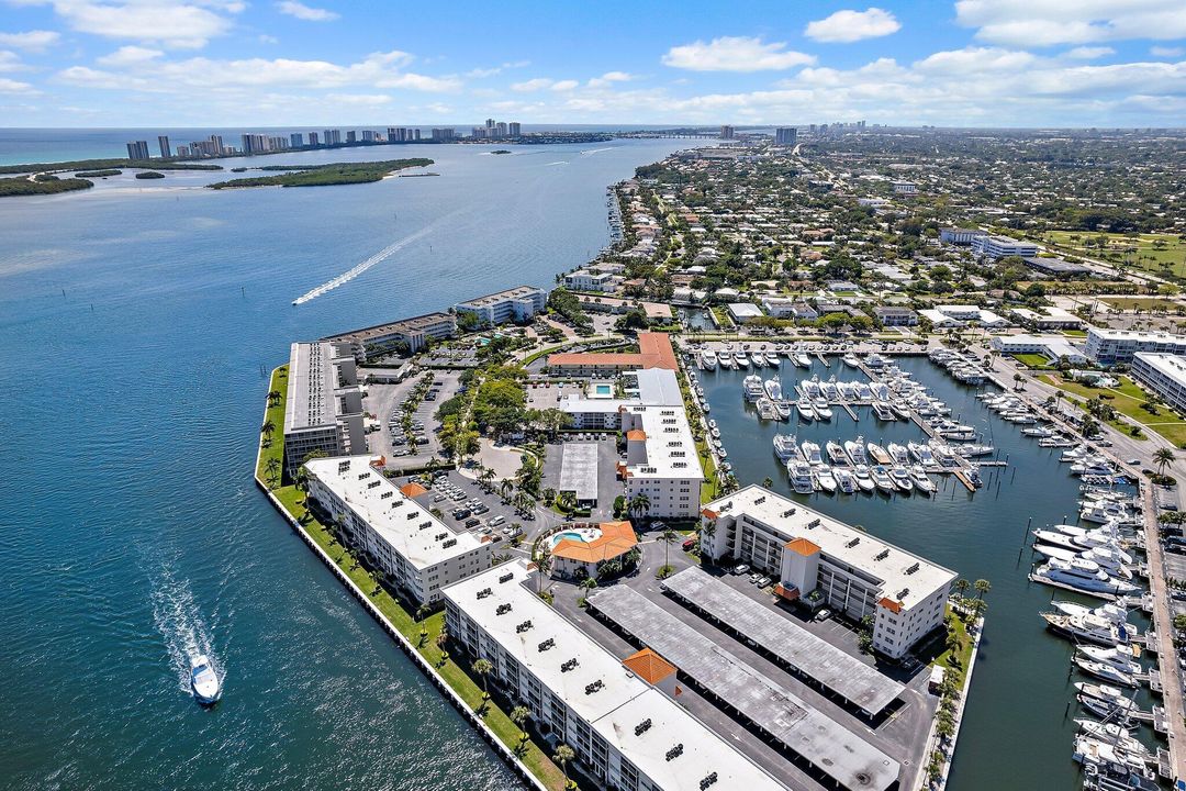 合同活跃: $209,000 (2 贝兹, 2 浴室, 1200 平方英尺)