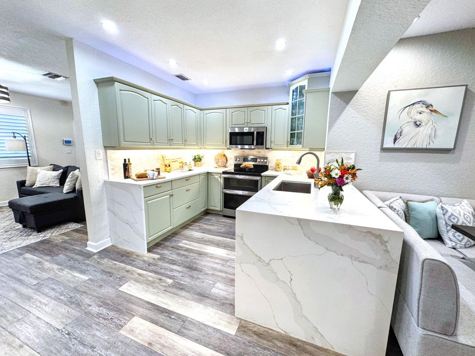 合同活跃: $1,082,000 (3 贝兹, 2 浴室, 1705 平方英尺)