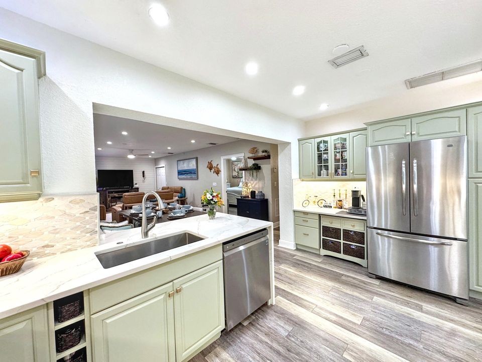 合同活跃: $1,082,000 (3 贝兹, 2 浴室, 1705 平方英尺)