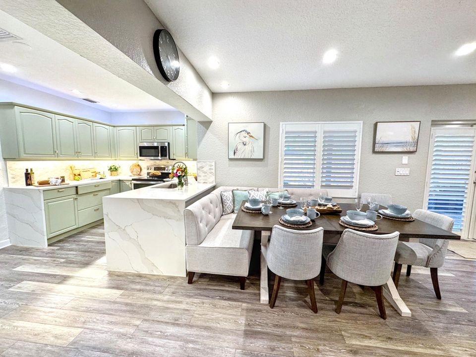 合同活跃: $1,082,000 (3 贝兹, 2 浴室, 1705 平方英尺)