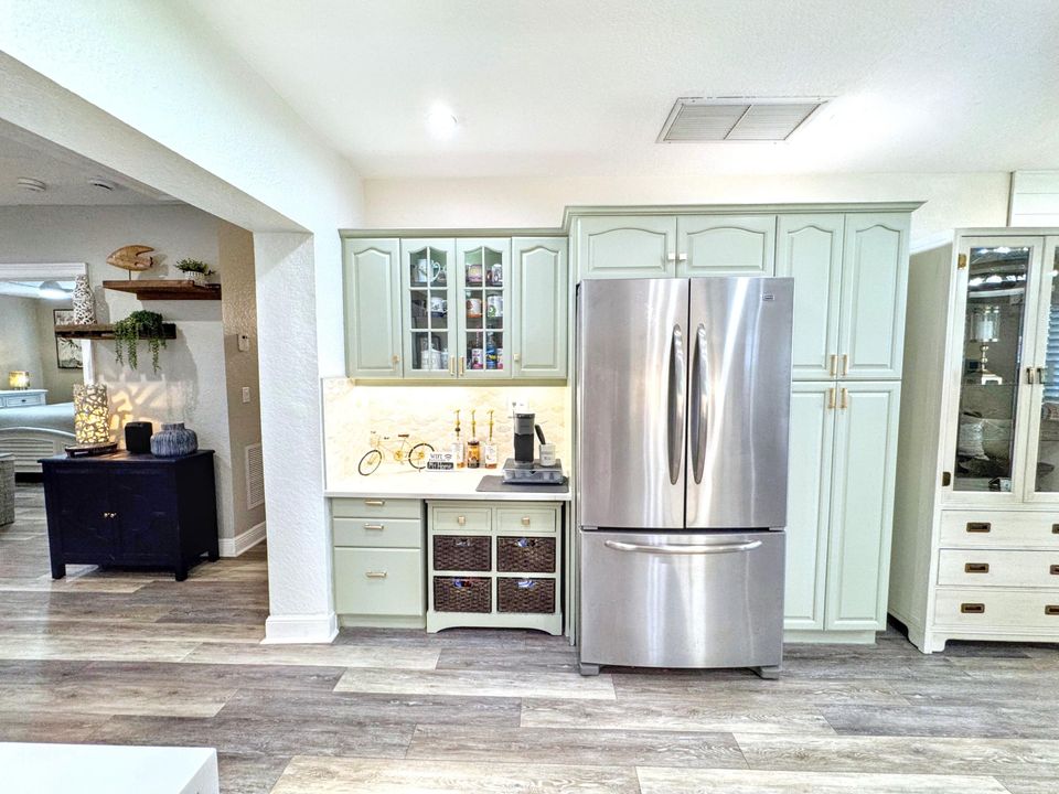 合同活跃: $1,082,000 (3 贝兹, 2 浴室, 1705 平方英尺)