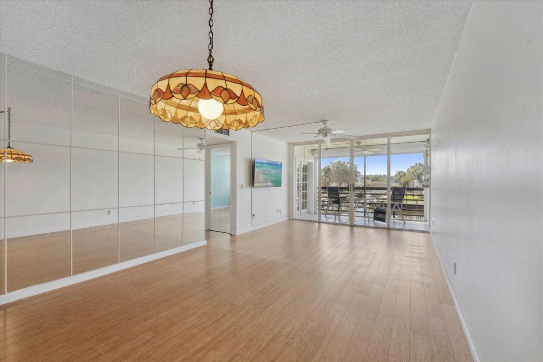 Active With Contract: $239,999 (2 beds, 2 baths, 1001 Square Feet)