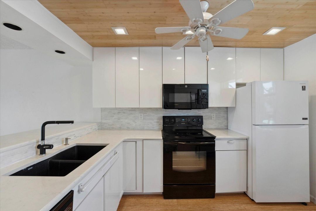 Active With Contract: $239,999 (2 beds, 2 baths, 1001 Square Feet)