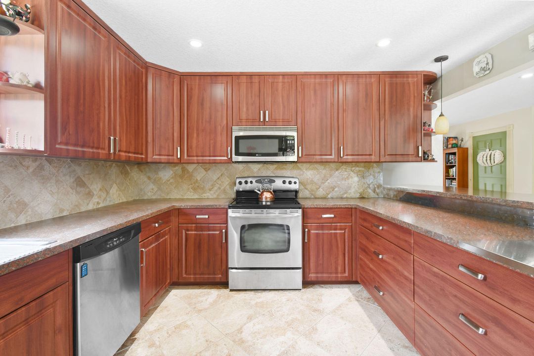 Под контрактом: $995,000 (5 спален, 3 ванн, 3978 Квадратных фут)