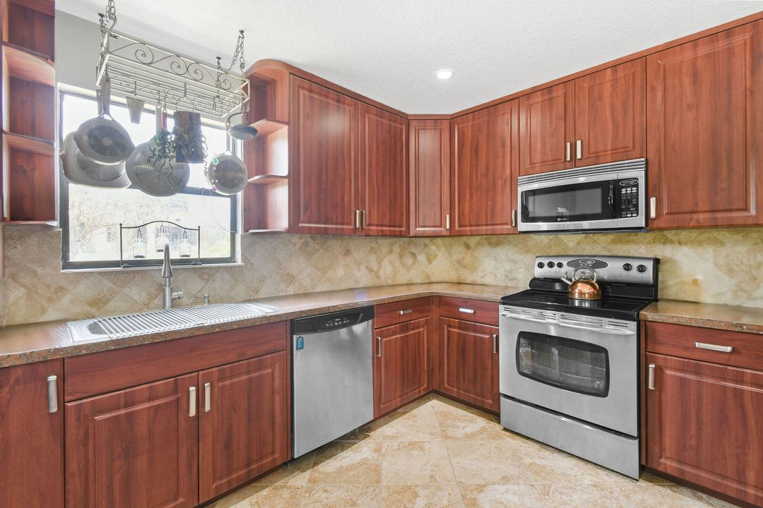 Под контрактом: $995,000 (5 спален, 3 ванн, 3978 Квадратных фут)