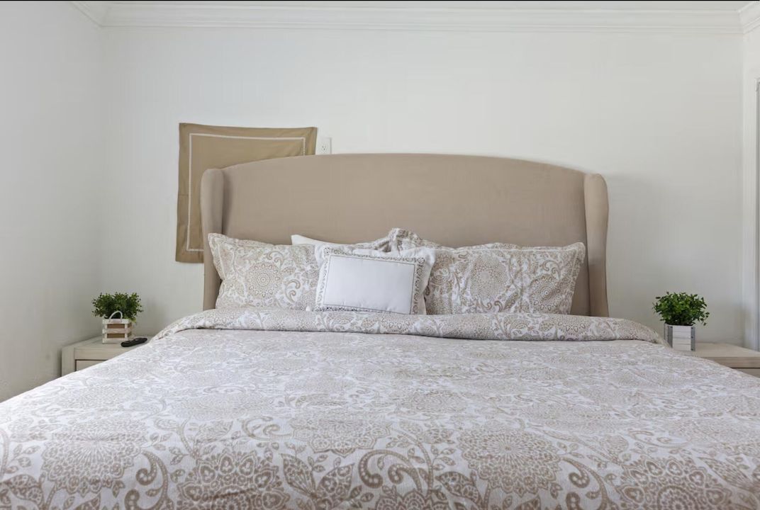 Activo con contrato: $4,200 (4 camas, 2 baños, 1426 Pies cuadrados)