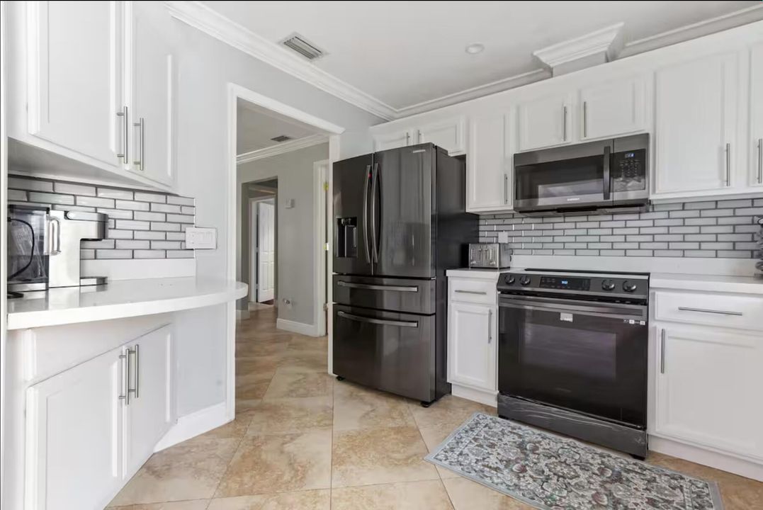 Activo con contrato: $4,200 (4 camas, 2 baños, 1426 Pies cuadrados)