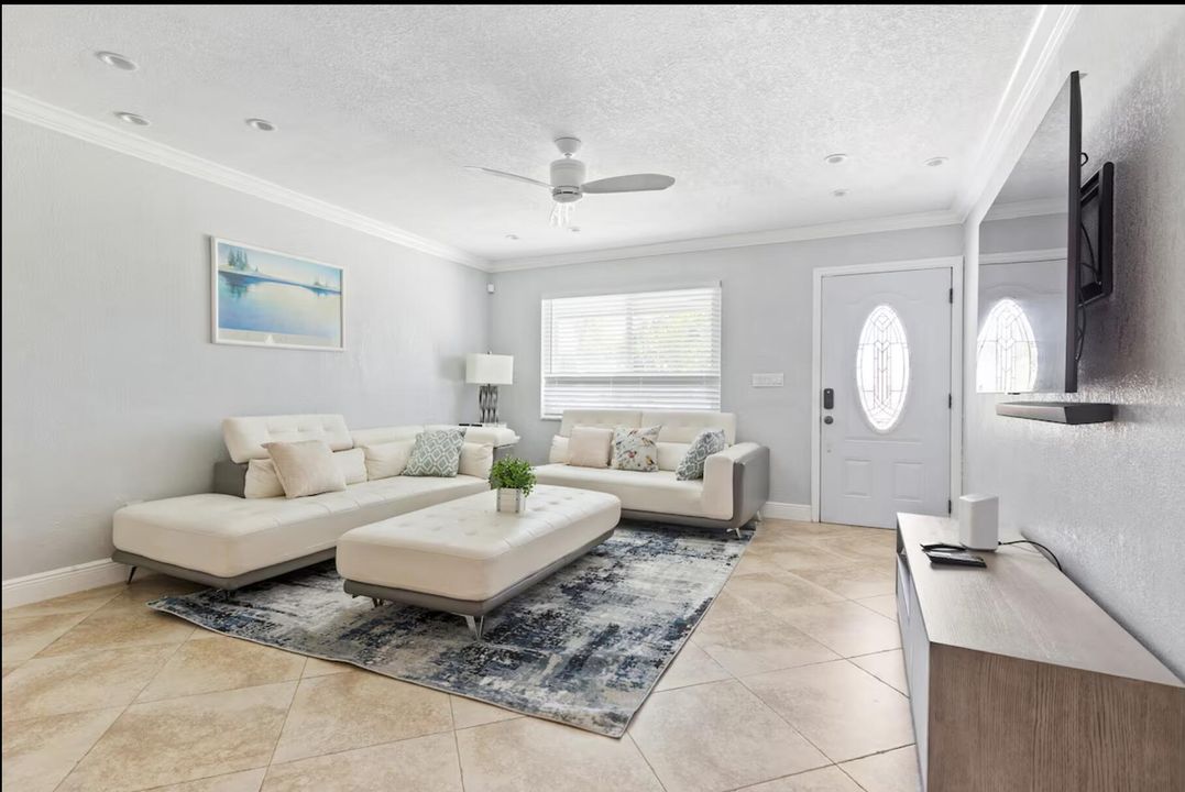 Activo con contrato: $4,200 (4 camas, 2 baños, 1426 Pies cuadrados)