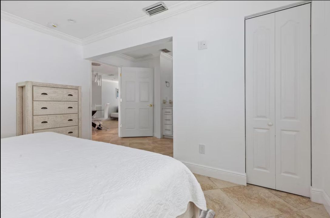 Activo con contrato: $4,200 (4 camas, 2 baños, 1426 Pies cuadrados)