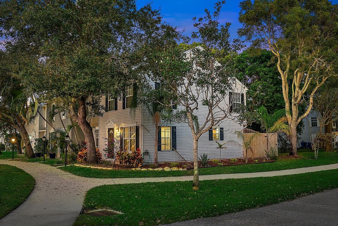 待售: $320,000 (2 贝兹, 2 浴室, 1058 平方英尺)