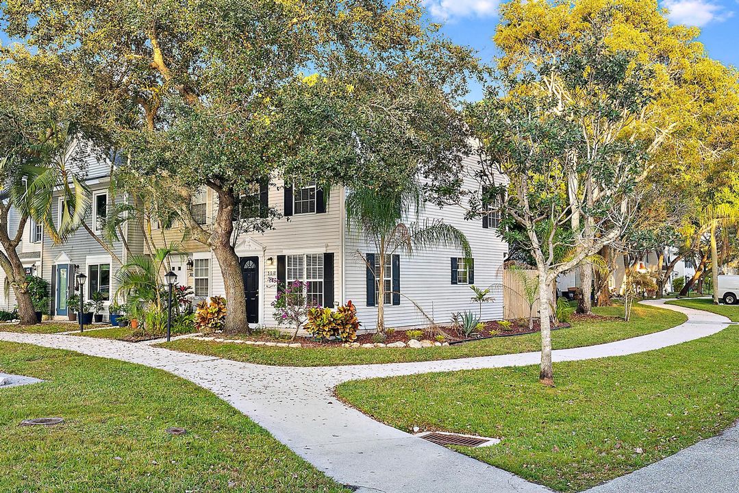 待售: $320,000 (2 贝兹, 2 浴室, 1058 平方英尺)