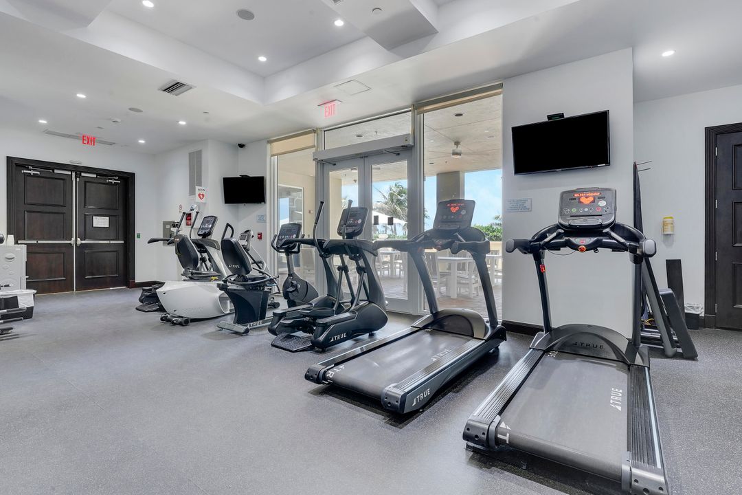 合同活跃: $4,400,000 (3 贝兹, 3 浴室, 4741 平方英尺)