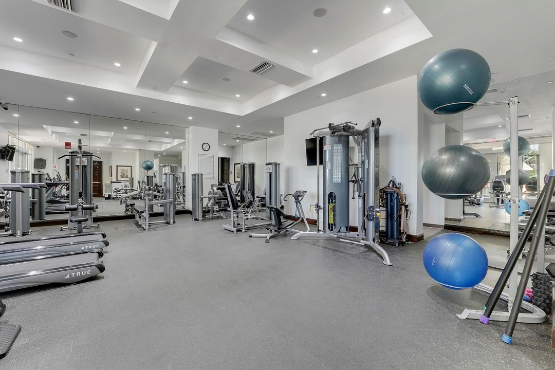 合同活跃: $4,400,000 (3 贝兹, 3 浴室, 4741 平方英尺)