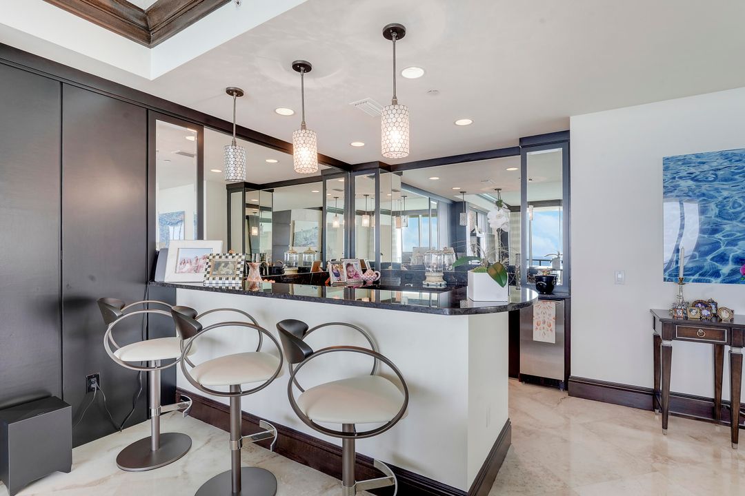 合同活跃: $4,400,000 (3 贝兹, 3 浴室, 4741 平方英尺)