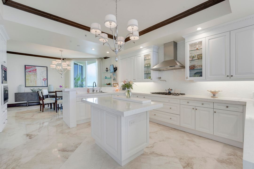 合同活跃: $4,400,000 (3 贝兹, 3 浴室, 4741 平方英尺)