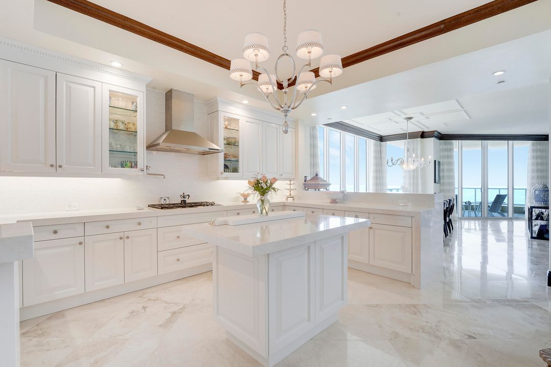 合同活跃: $4,400,000 (3 贝兹, 3 浴室, 4741 平方英尺)