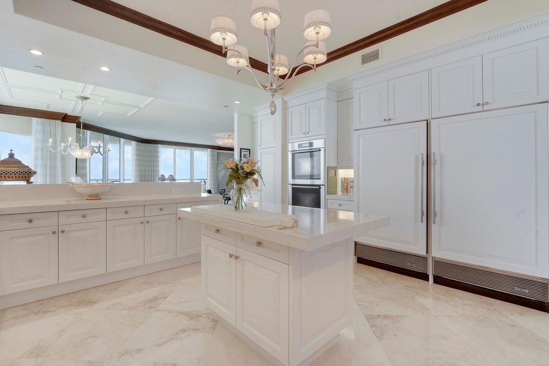 合同活跃: $4,400,000 (3 贝兹, 3 浴室, 4741 平方英尺)