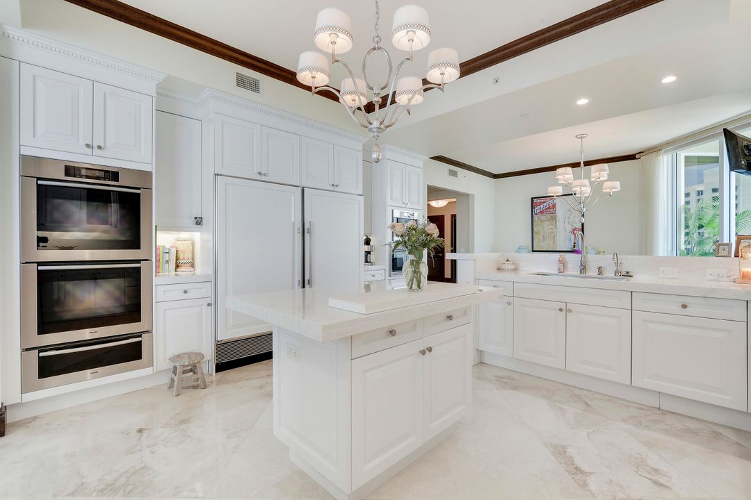 合同活跃: $4,400,000 (3 贝兹, 3 浴室, 4741 平方英尺)