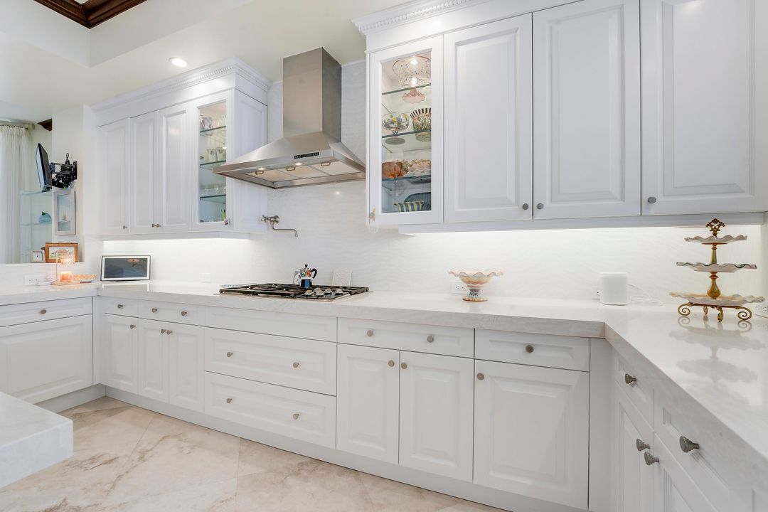 合同活跃: $4,400,000 (3 贝兹, 3 浴室, 4741 平方英尺)