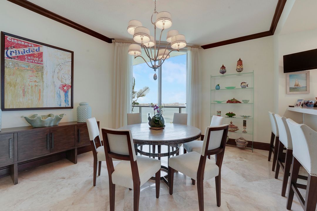 合同活跃: $4,400,000 (3 贝兹, 3 浴室, 4741 平方英尺)