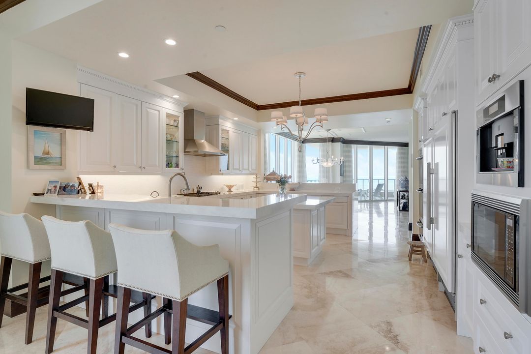 合同活跃: $4,400,000 (3 贝兹, 3 浴室, 4741 平方英尺)