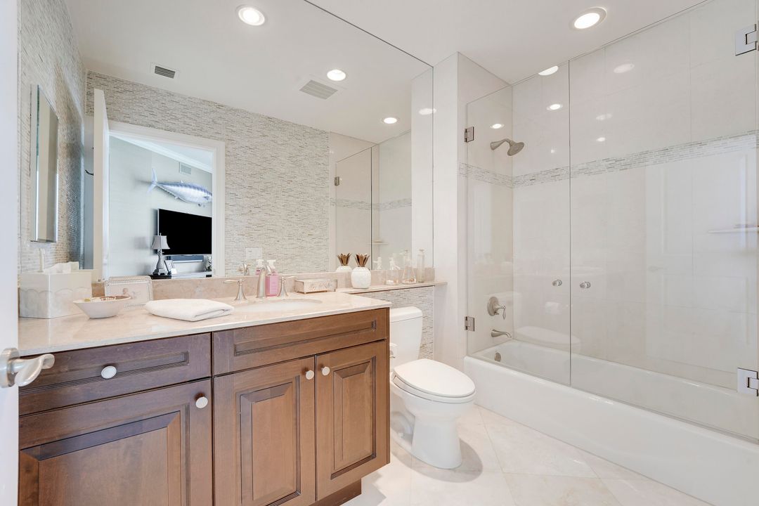 合同活跃: $4,400,000 (3 贝兹, 3 浴室, 4741 平方英尺)