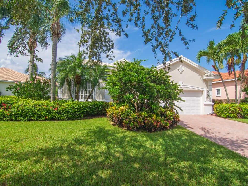 Active With Contract: $889,000 (3 beds, 3 baths, 2662 Square Feet)