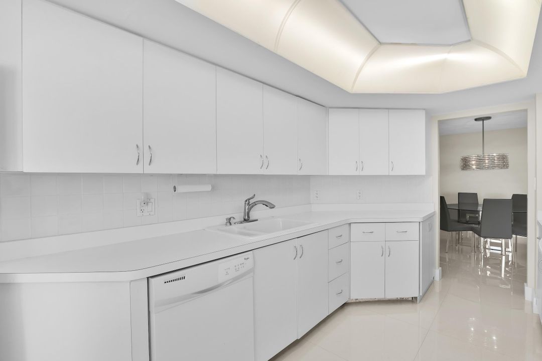 Под контрактом: $12,000 (2 спален, 2 ванн, 1448 Квадратных фут)