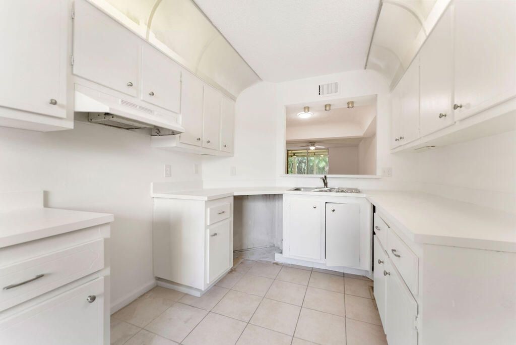 Active With Contract: $179,000 (2 beds, 2 baths, 1400 Square Feet)