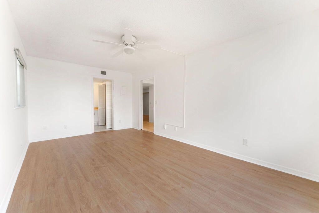 Active With Contract: $179,000 (2 beds, 2 baths, 1400 Square Feet)