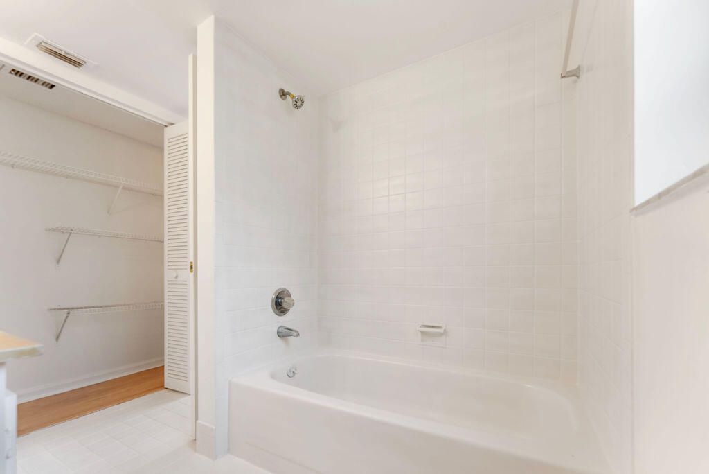 Active With Contract: $179,000 (2 beds, 2 baths, 1400 Square Feet)