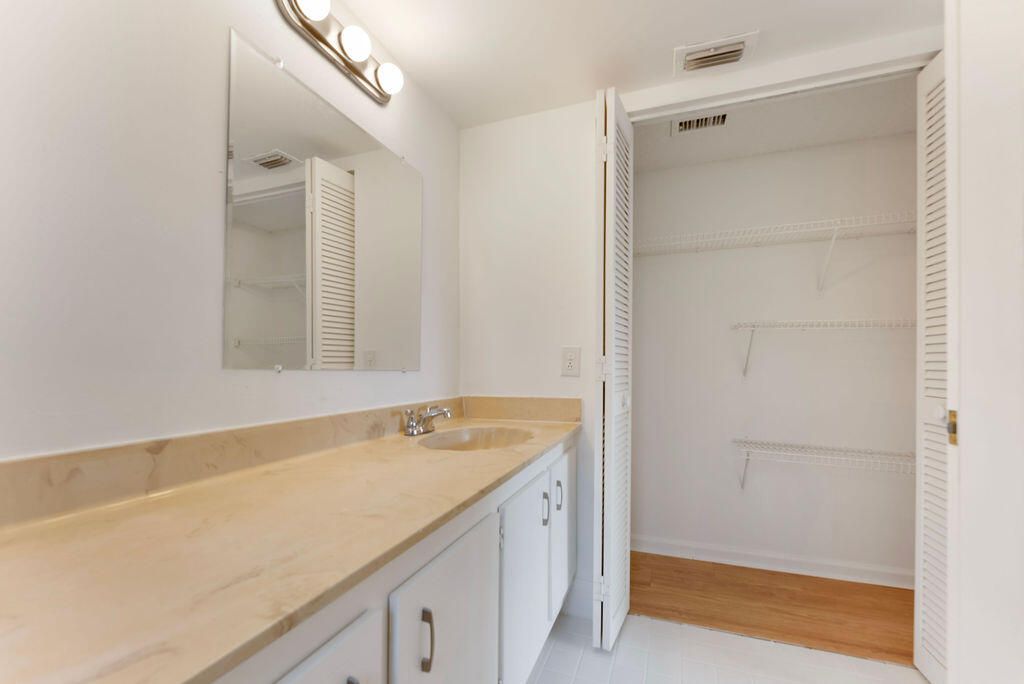 Active With Contract: $179,000 (2 beds, 2 baths, 1400 Square Feet)