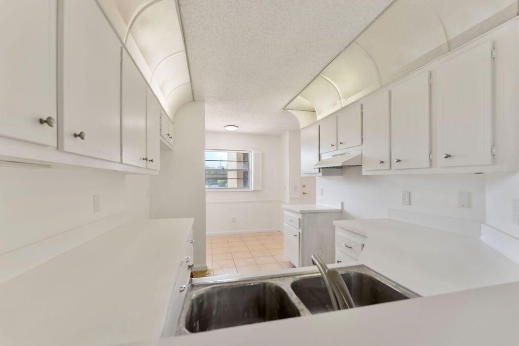 Active With Contract: $179,000 (2 beds, 2 baths, 1400 Square Feet)