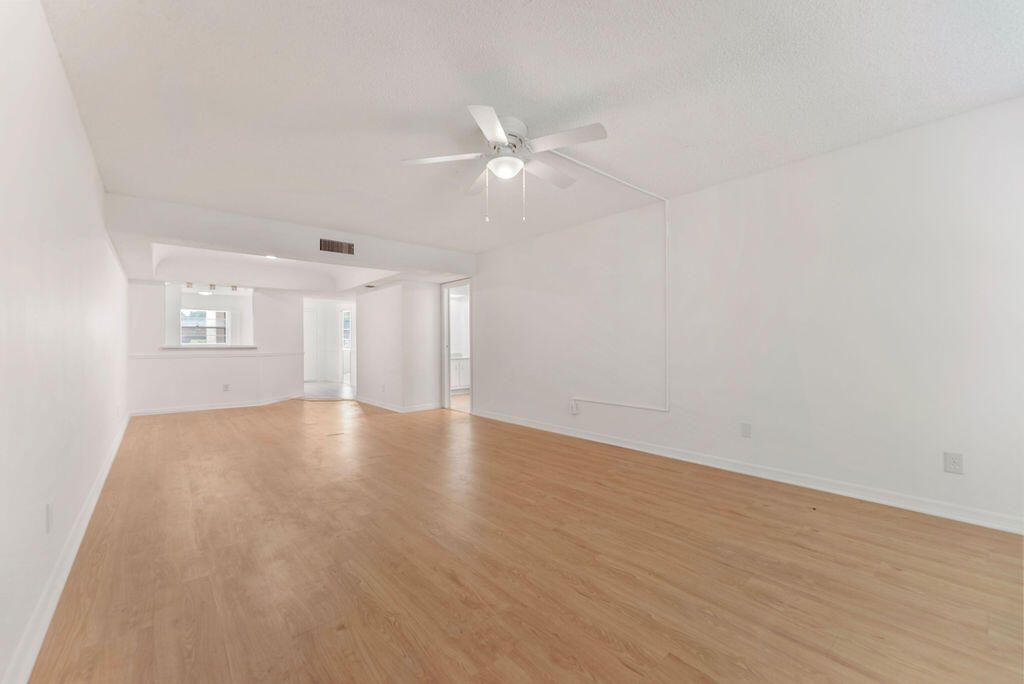 Active With Contract: $179,000 (2 beds, 2 baths, 1400 Square Feet)