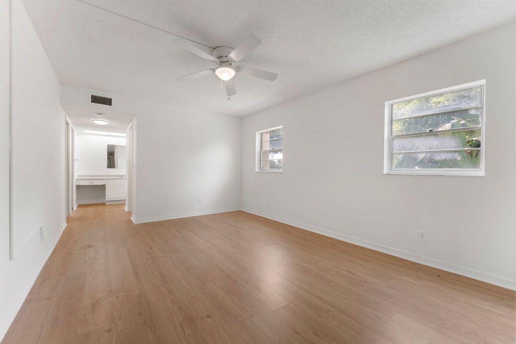 Active With Contract: $179,000 (2 beds, 2 baths, 1400 Square Feet)