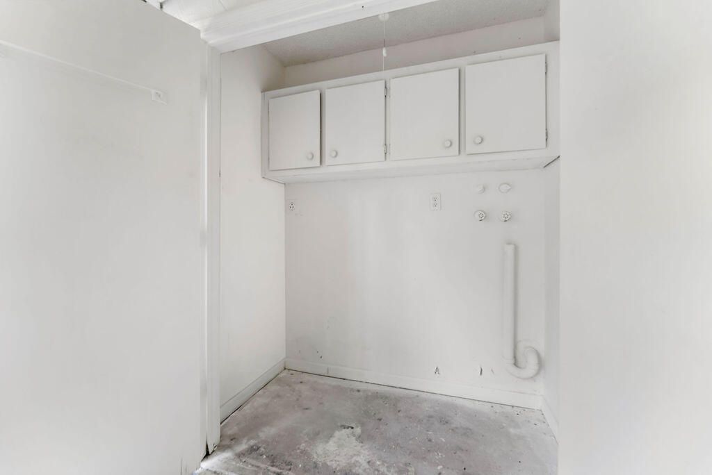 Active With Contract: $179,000 (2 beds, 2 baths, 1400 Square Feet)