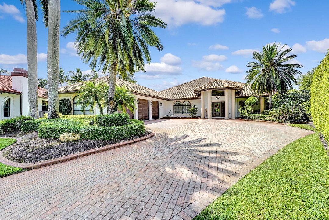 合同活跃: $1,949,000 (5 贝兹, 4 浴室, 4527 平方英尺)