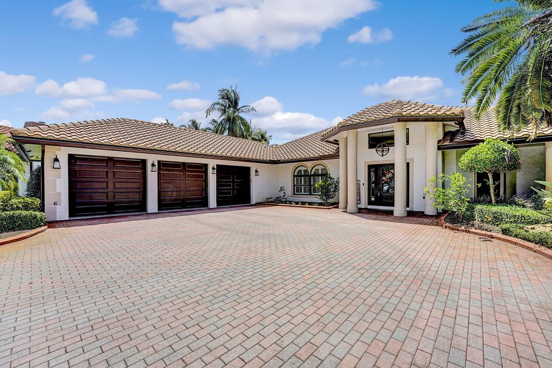 合同活跃: $1,949,000 (5 贝兹, 4 浴室, 4527 平方英尺)