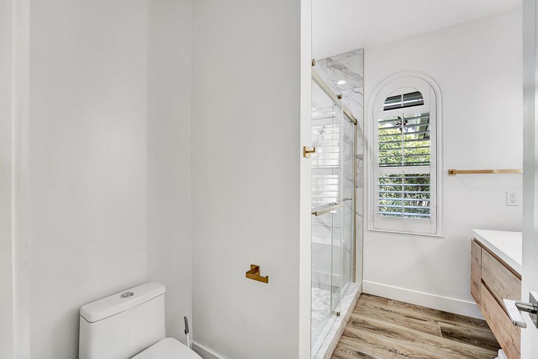 合同活跃: $1,949,000 (5 贝兹, 4 浴室, 4527 平方英尺)