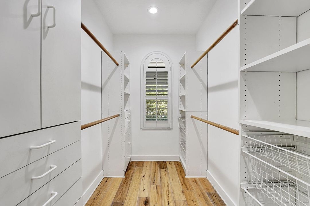 合同活跃: $1,949,000 (5 贝兹, 4 浴室, 4527 平方英尺)