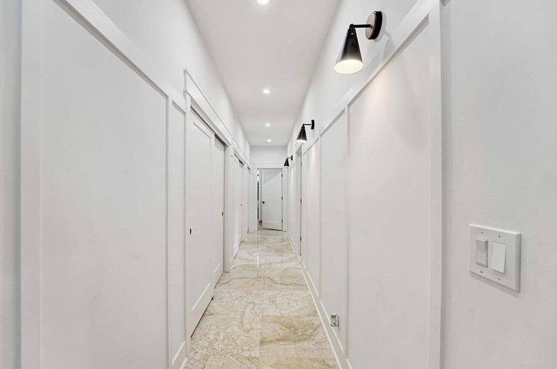 合同活跃: $1,949,000 (5 贝兹, 4 浴室, 4527 平方英尺)