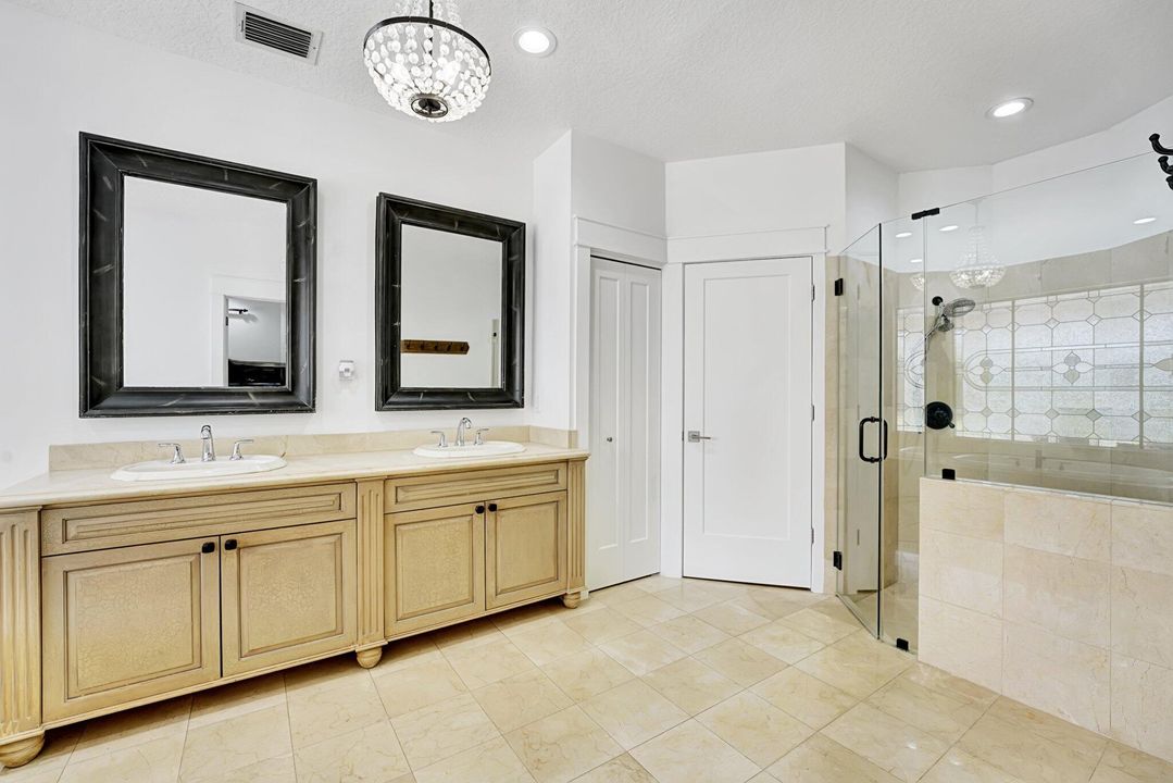 合同活跃: $1,949,000 (5 贝兹, 4 浴室, 4527 平方英尺)